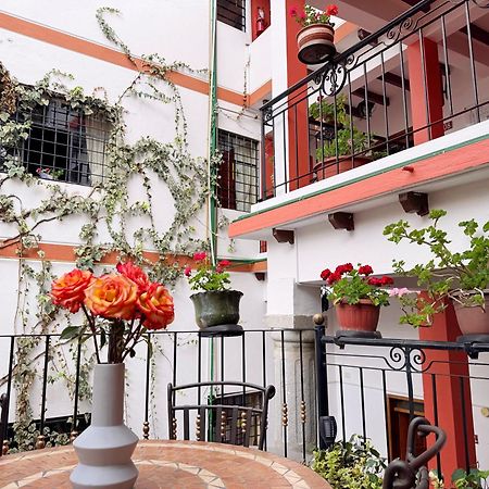 Rincon Familiar Hostel Boutique Quito Exterior photo