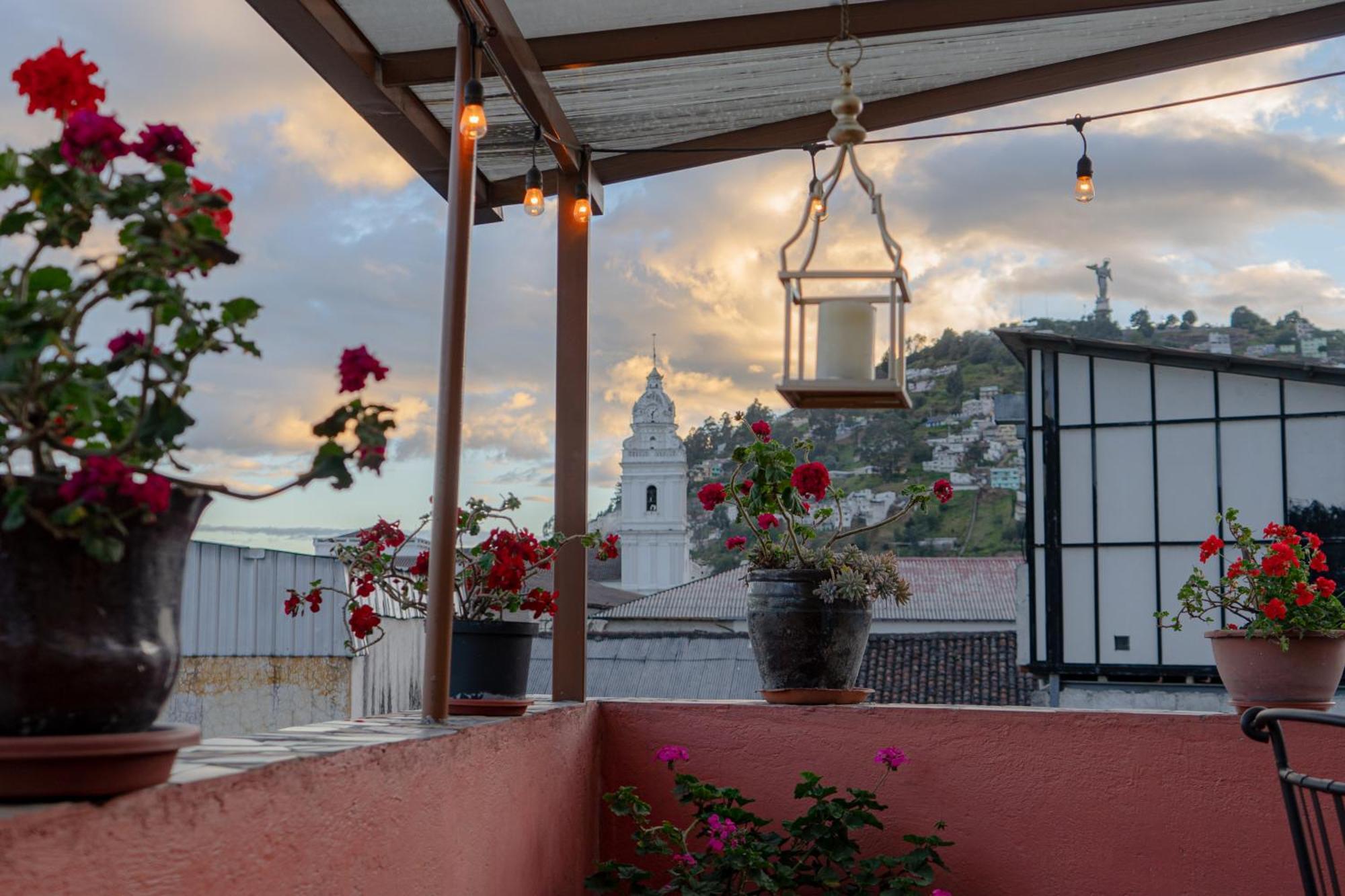 Rincon Familiar Hostel Boutique Quito Exterior photo