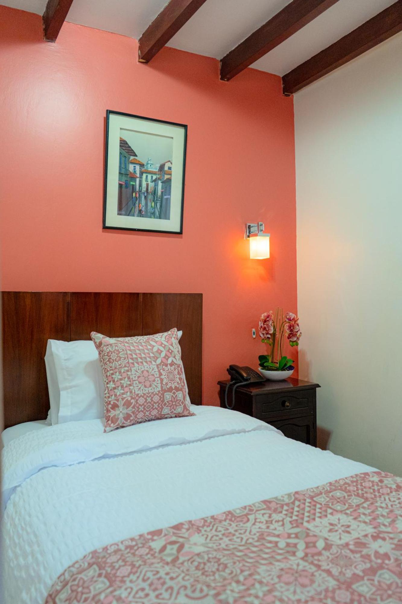 Rincon Familiar Hostel Boutique Quito Room photo