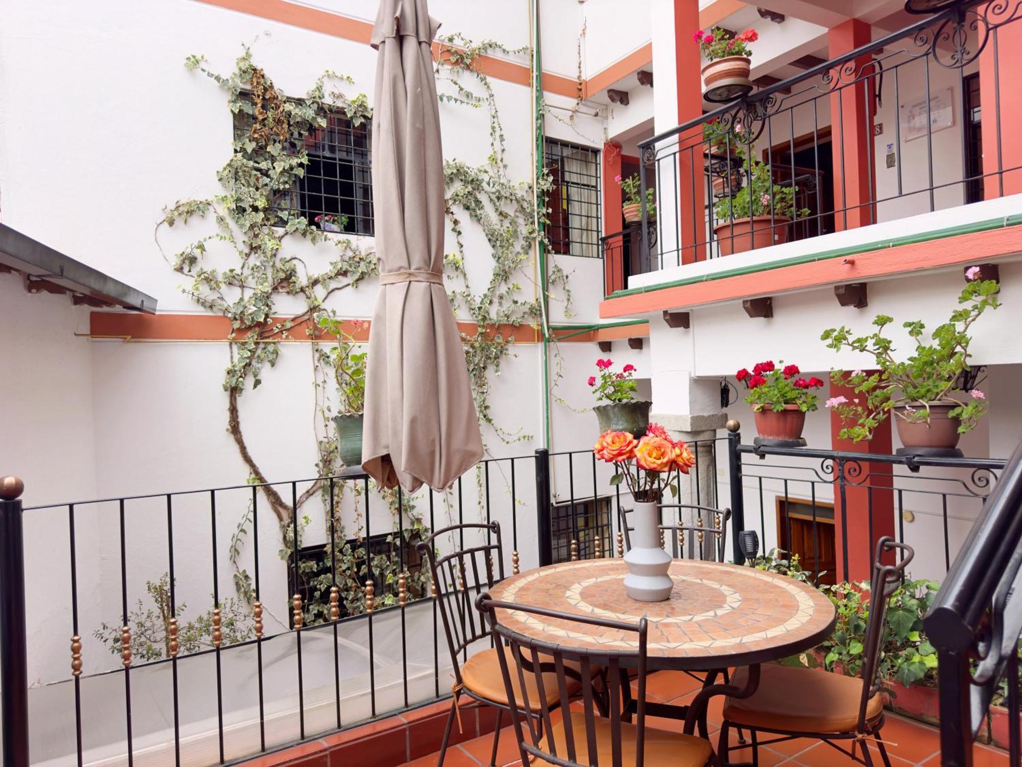 Rincon Familiar Hostel Boutique Quito Exterior photo