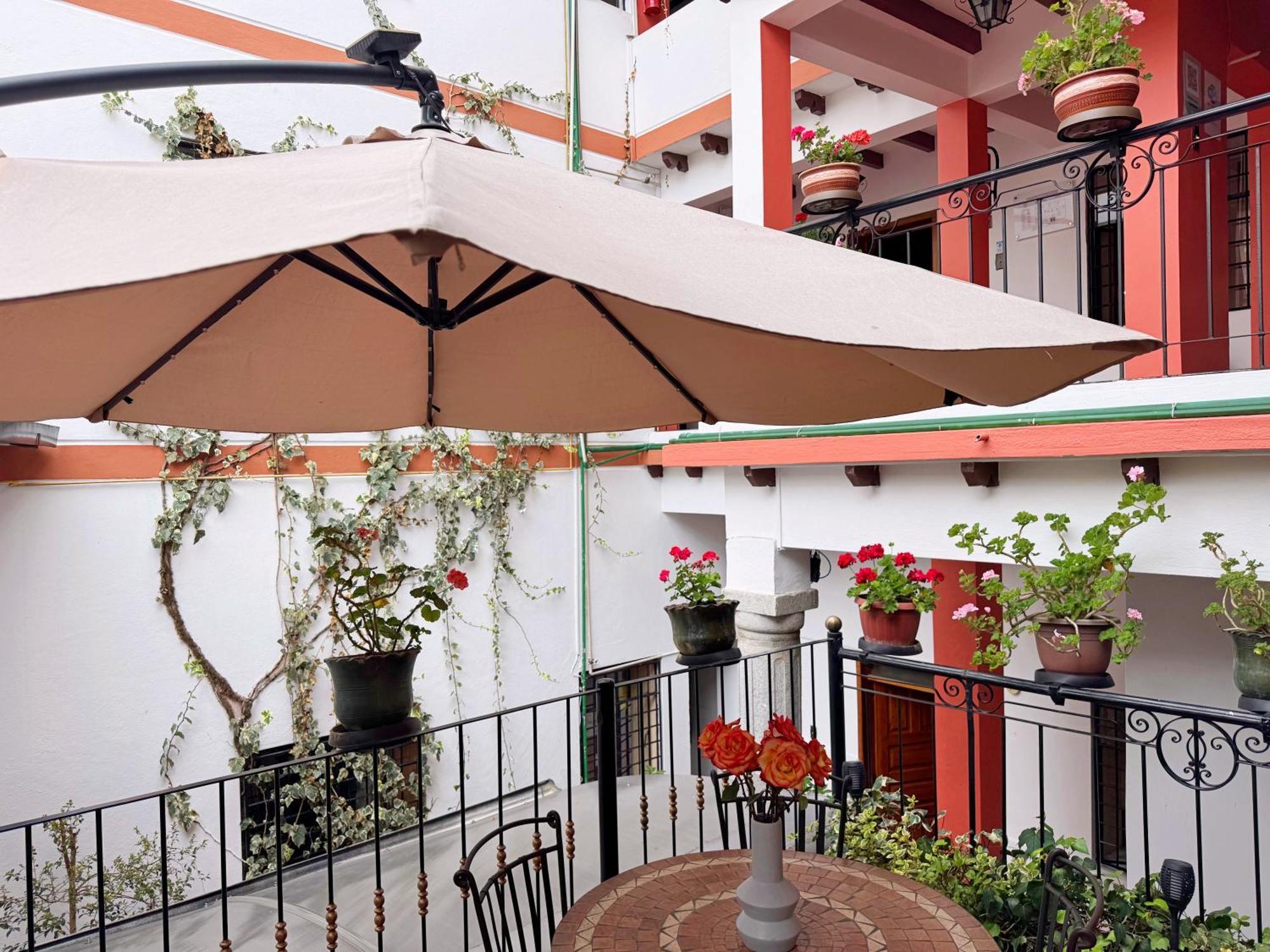 Rincon Familiar Hostel Boutique Quito Exterior photo