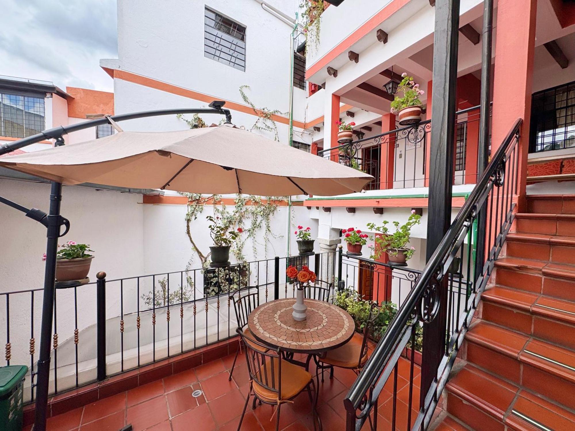 Rincon Familiar Hostel Boutique Quito Exterior photo