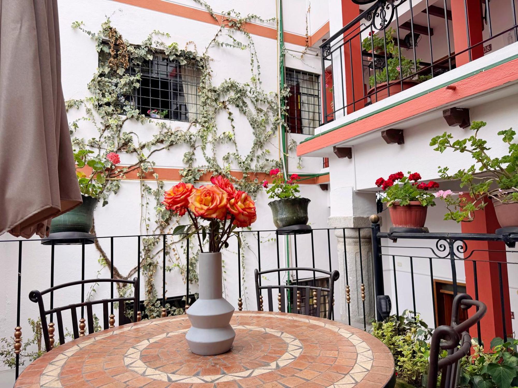 Rincon Familiar Hostel Boutique Quito Exterior photo